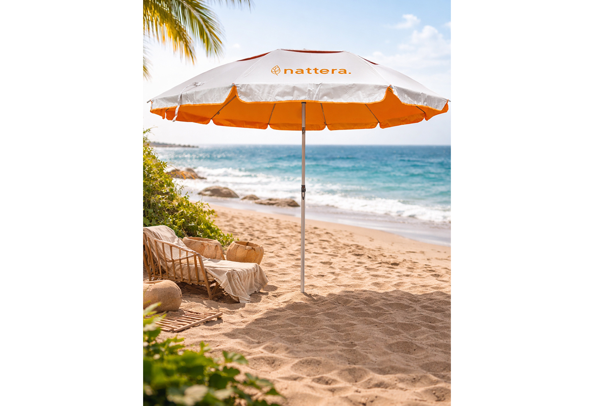 Απεικονίζεται η ομπρέλα σε παραλία.